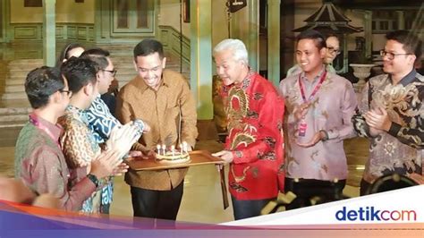 Momen Akrab Ridwan Kamil Bawakan Kue Ulang Tahun Untuk Ganjar