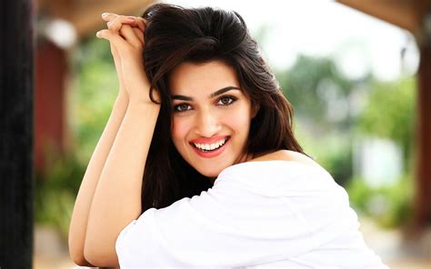 3840x2400 Kriti Sanon Smiling 4k Hd 4k Wallpapers Images Backgrounds