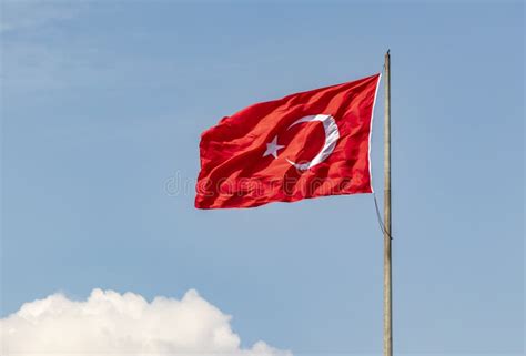Bandeira Turca Vermelha Com Lua E Estrela No Mastro De Bandeira Imagem