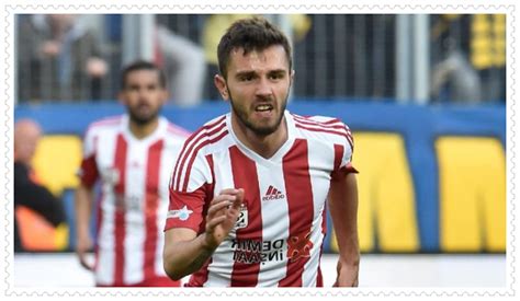 Kariyer sayfasında cengiz umut meraş isimli futbolcunun sezon bazında takımının yer almış olduğu turnuvalardaki maç, gol, asist, sarı kart, kırmızı kart, oyuna girme, oyundan alınma, ilk onbirde. Sivasspor futbol takımının genç yeteneği Emre Kılınç;