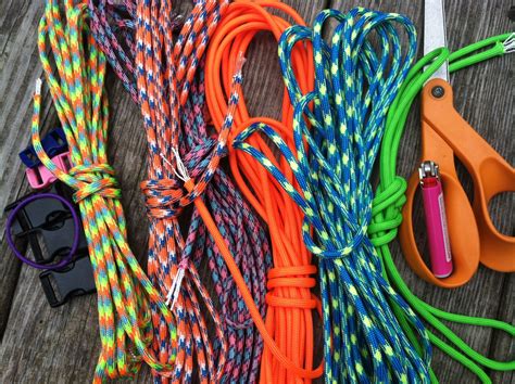 Braiding paracord has many uses, from making bracelets and necklaces to leashes for your puppy! Paracord | Two Clever Moms