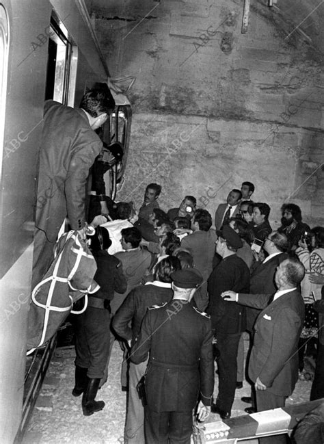 Una veintena de personas murieron y decenas resultaron heridas en ciudad de méxico al colapsar un puente de una línea de metro elevada que ya había tenido problemas de infraestructura y operaciones. Accidente de metro en avenida de America - Archivo ABC