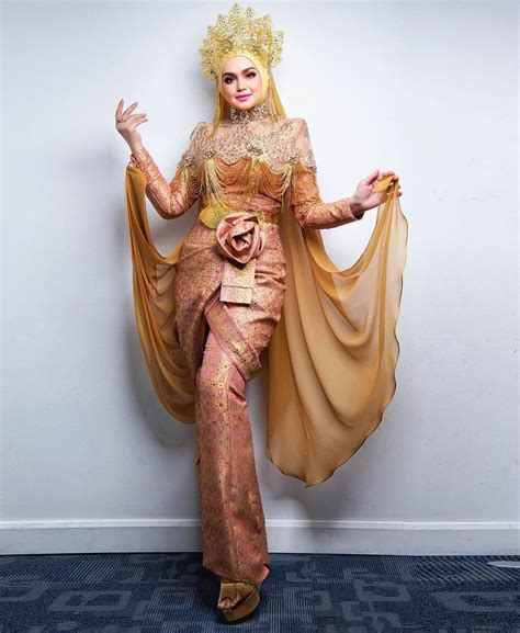 Dato Sri Siti Nurhaliza Wearing A Custom Royal Gold Puteri Perak Inspired Piece Rizmanruzaini