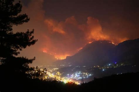 Asap yang berasal dari kebakaran hutan di turki. Petugas berjuang kendalikan kebakaran hutan di Turki barat ...