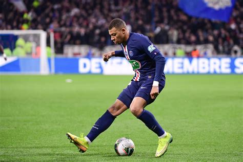 His father wifried mbappe comes from cameroon, his mother is the former handball player fayza lamari, who was born in algeria. Mbappé évoque ses idoles et son aide pour les jeunes ...