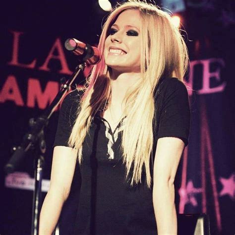 Avril Lavigne Smiling On Stage Looks Goticos