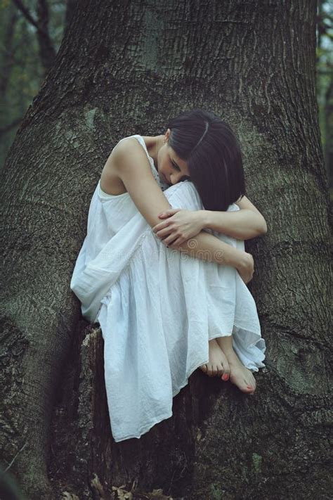 Mujer Triste En Un Bosque Foto De Archivo Imagen De Muchacha