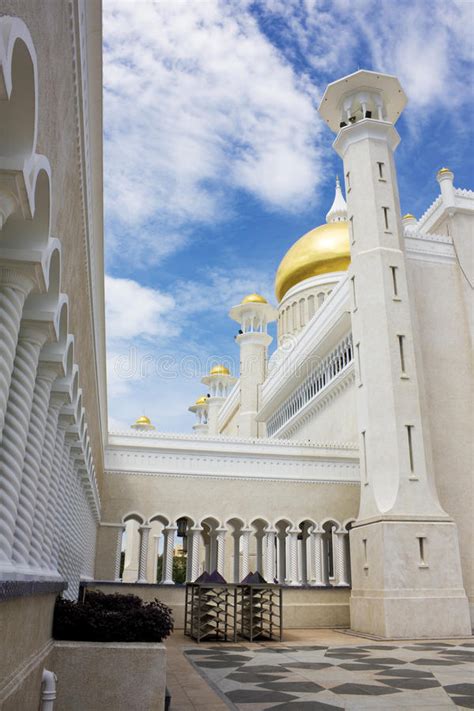 Filmy 4k i hd dostępne natychmiast na dowolne nle. Sultan Omar Ali Saifuddien Mosque, Brunei Stock Photo ...