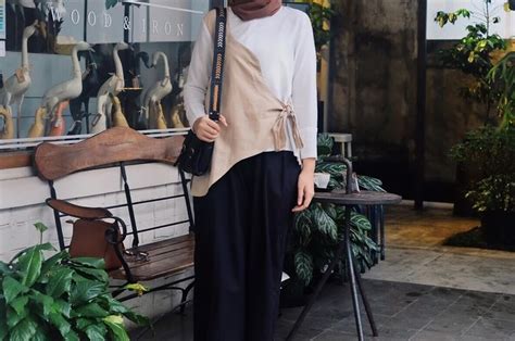 7 Inspirasi Fashion Simple Memakai Wrap Blouse Ala