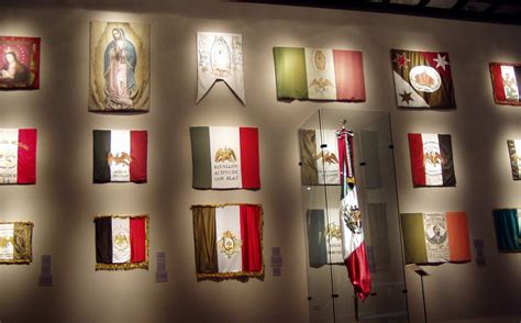reproducciones de banderas históricas mexicanas en el museo de historia de monterrey mexico