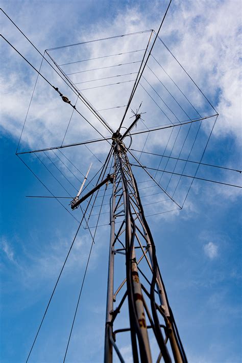 As Antenas Das Emissoras De Rádio Emitem Ondas Eletromagnéticas