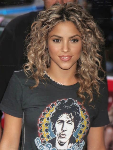 Layered Curly Hair Colored Curly Hair Curly Hair Cuts Wavy Hair Shakira Hair Medium Hair