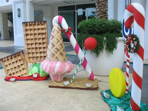I absolutely love decorating for christmas! candylandchristmasdecorations | Office christmas ...