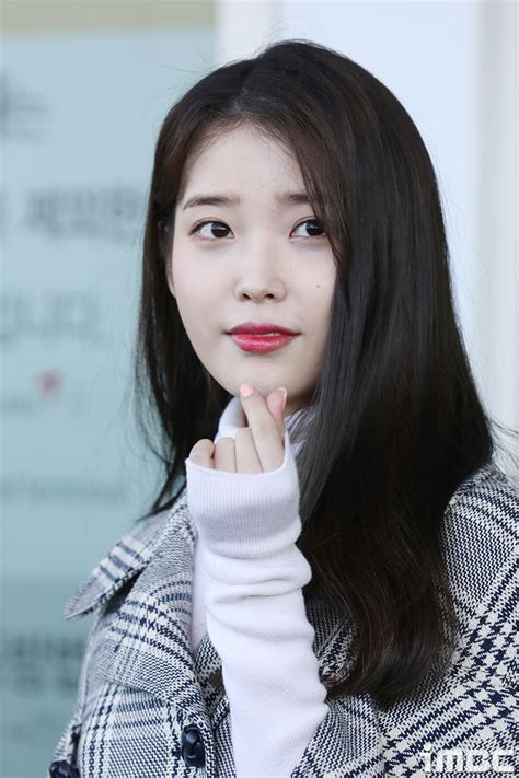 Iu and blackpink take up the top five spots of the most popular overseas female celebrities in 2020 voted by chinese netizens. IU & BLACKPINK's Lisa Are Two Airport Goddesses Leaving ...