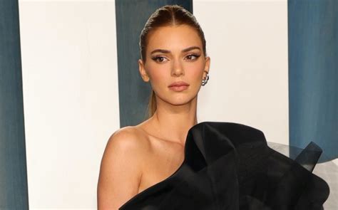 Kendall Jenner Wears Overflowing Black Dress At Vanity Fair Oscars