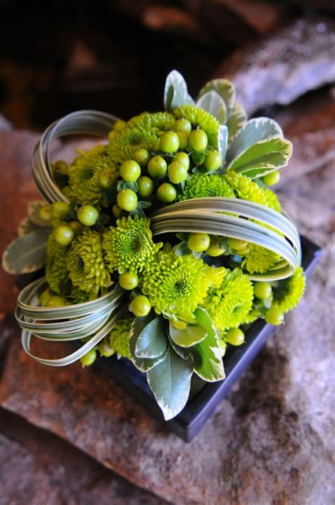 En hiver, les températures chutent et on se retrouve souvent privés de moyens de déco naturelle pour l'extérieur. L' art floral moderne - jolis arrangements de fleurs fraîches