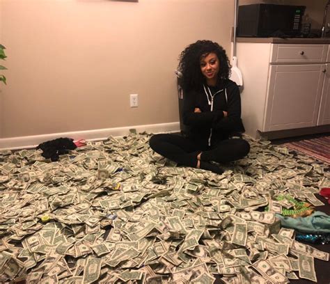 Woman Who Quit Her Job Month Ago To Become A Stripper Rejoices As She Cashes Out Romance Nigeria