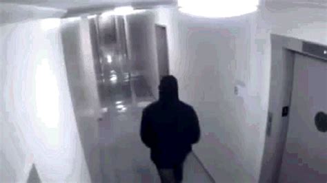 hombre es golpeado y arrastrado por un fantasma real en video increible