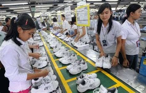 Langkah phk massal dilakukan oleh shyang yao fung yang memproduksi brand sepatu kenamaan seperti. Capai 1,41 Miliar, Produksi Industri Alas Kaki Nasional…