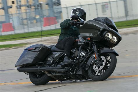 The vehicle has 1868 cm³ engine. 2019 Harley-Davidson Road Glide Special Review (15 Fast Facts)