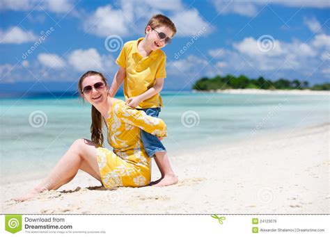 Madre E Hijo En La Playa Imagen De Archivo Imagen De