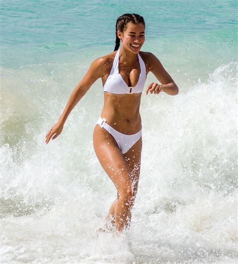 montana brown enfile son bikini sexy sur les plages de sable doré de la barbade 68 photos