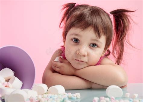 Ritratto Di Una Bambina Sveglia Con La Caramella Gommosa E Molle Sul