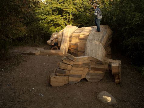 Des Sculptures Impressionnantes De Géants En Bois Cachées Dans Les Forêts