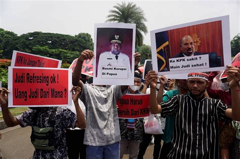 forum mahasiswa papua gelar unjuk rasa dukung kpk segera proses hukum lukas enembe sultrainfo id