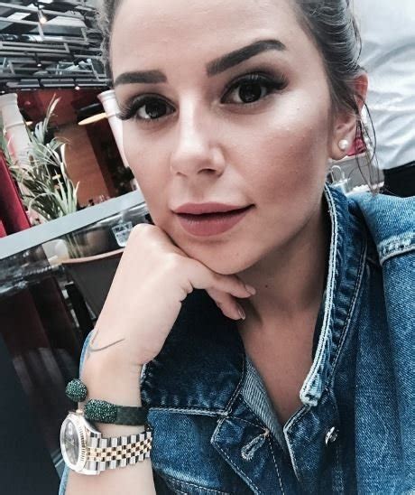 Şarkılarıyla kısa sürede popüler olan merve özbey, 17 temmuz 1988 i̇stanbul doğumlu. Merve Özbey Kimdir? Kaç Yaşında ve Nereli