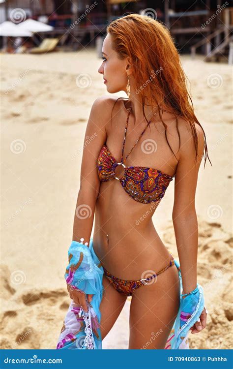 Ragazza Di Estate Con L Ente Sexy Del Bikini Di Misura Che Si Rilassa Sulla Spiaggia Immagine