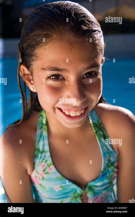 Belle petite fille d Amérique latine en maillot au bord de la piscine
