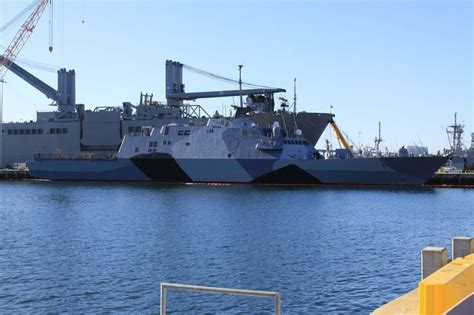 Lcs 1 Camo Us Navy Ships Navy Ships Usn