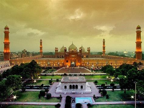 Badshahi Masjid The Royal Mosque Beautiful Mosques Mosque