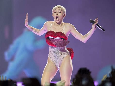 miley cyrus death hoax fans distraught after facebook scam goes viral and she doesn t tweet for
