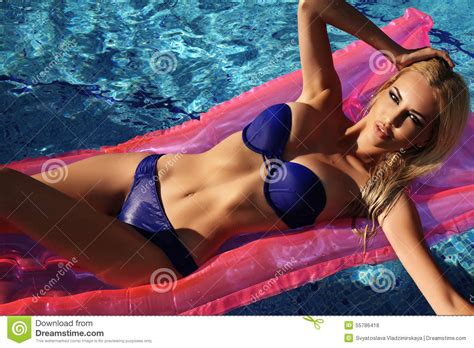 Sexy Blonde Vrouw In Het Blauwe Bikini Ontspannen In Zwembad Stock Foto Image Of Stellen