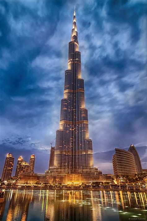The Tallest Building In The World Is Lit Up At Night With Lights