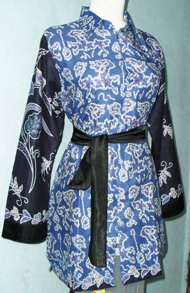 Dress ini nampak sangat unik dengan modelnya yang asimetris. Blus Rianti -Seragam Kerja Batik Terbaru 2012 - Mode Busana Ok Rek