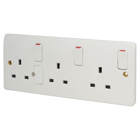 Mk Logic Plus 13a Moulded 3 Gang Double Pole Switched Socket With Dual