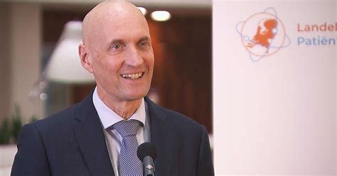 Ernst kuipers van het landelijk netwerk acute zorg maant den haag extra gas te geven en „zo snel mogelijk zo veel mogelijk mensen te vaccineren. Zorgbaas Ernst Kuipers: 'Dit is de situatie met kerst ...