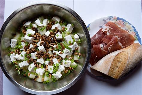 Honigmelonensalat mit Feta und Serranoschinken