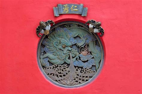 Chinese Dragon Symbol Meaning And Mythology Explained Lovetoknow