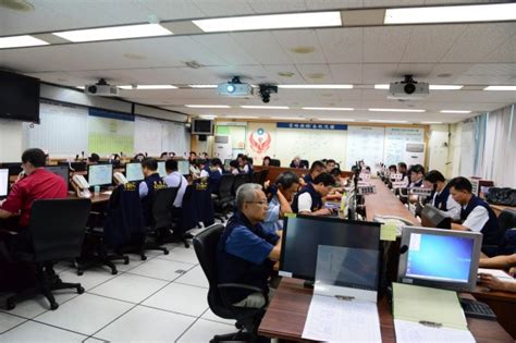 May 18, 2021 · 中央流行疫情指揮中心今（18）日公布新增245例確診案例，其中包含240例本土個案以及5例境外移入病例，還有2名確診者病逝，而確診者集中在雙北市。 梅姬侵台 雲林明天上午上班上課 下午停班課 - 生活 - 自由時報電子報