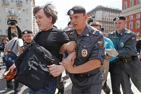 Moscow Police Detain 40 As Gays Push For Parade