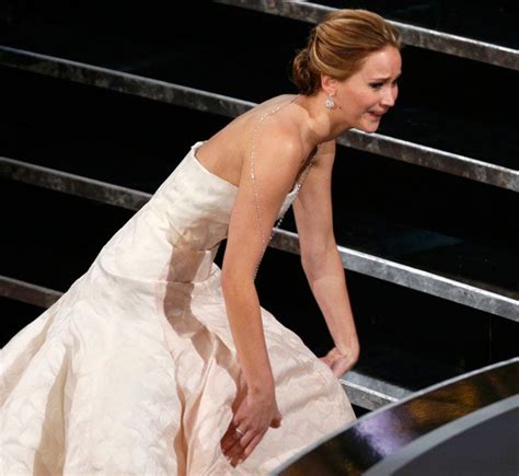 Oscars 2013 Jennifer Lawrence Fell On The Stairs Jennifer Lawrence
