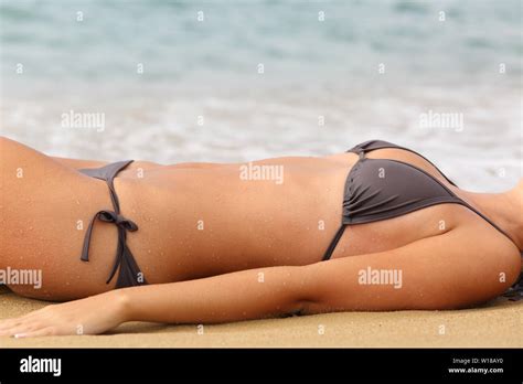 Seitenansicht Porträt Einer Schönheit Frau Im Bikini Sonnen Liegen Auf