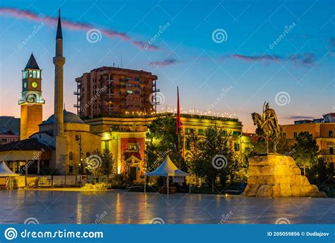 Vista Del Amanecer Al Monumento De Skanderbeg Y Mezquita De Bey Ethem