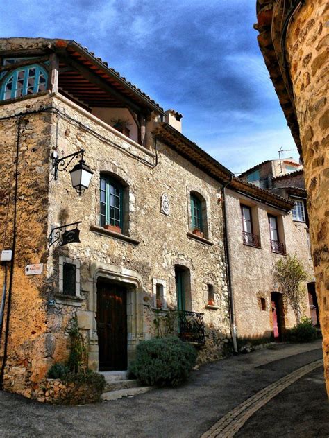 Le var est un département vivant qui regorge d' activités à faire en famille, en couple, entres amis ou en solo. Tourtour dans le Var (met afbeeldingen)