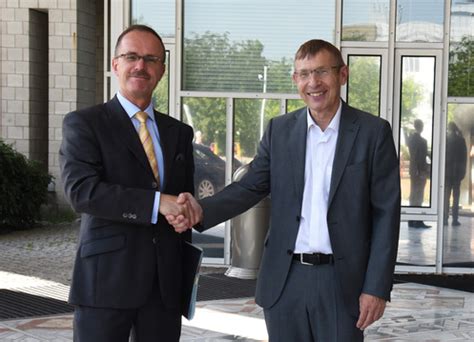 Derzeit befänden sich neun impfstoffkandidaten in der abschließenden klinischen phase iii, sagte er ntv. Paul-Ehrlich-Institut - Meldungen - Dr. Thomas Steffen ...