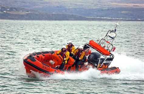Criccieth RNLI Lifeboat launches to yacht aground on Harlech beach | RNLI